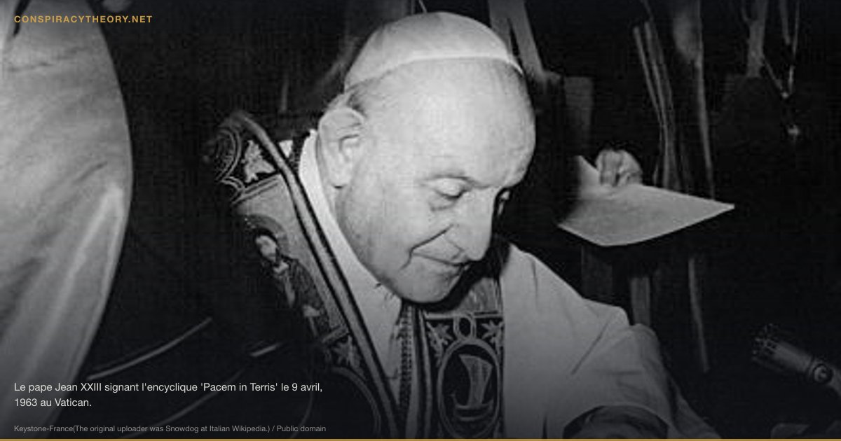 Third Secret of Fatima Cover-Up (1917) — Le pape Jean XXIII signant l'encyclique 'Pacem in Terris' le 9 avril, 1963 au Vatican.